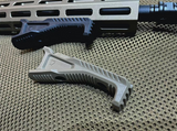 【STRIKE INDUSTRIES】LINK Cobra Fore Grip with Cable Management コブラ フォアグリップ/ケーブルマネージメント-FDE（SI-AR-CMS-CFG-FDE）